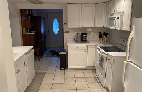 St. Marys Apartamento | Large 1 Bedroom 1 Bath apartment with full kitchen, living room and work space