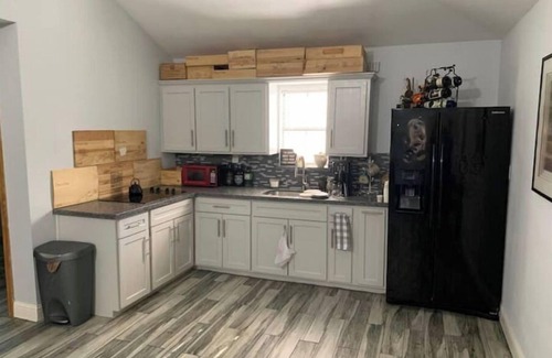 Pasadena Apartamento | Large 1 bedroom house. Covered parking in a safe area. WiFi. Tv in every room!
