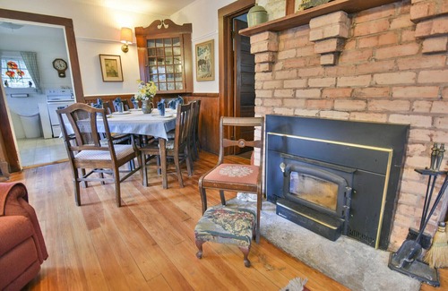 Montreat Casa | Gran cabaña familiar de 100 años de antigüedad, bañera con patas y mucha terraza y porche