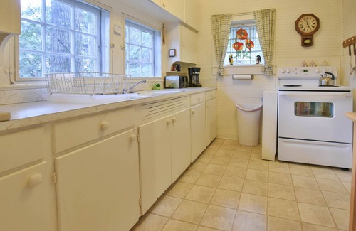 Montreat Casa | Gran cabaña familiar de 100 años de antigüedad, bañera con patas y mucha terraza y porche