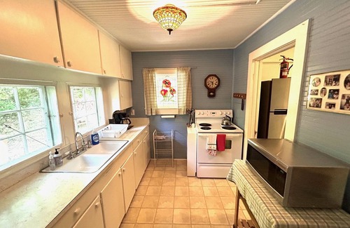 Montreat Casa | Gran cabaña familiar de 100 años de antigüedad, bañera con patas y mucha terraza y porche
