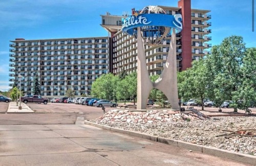 Southeast Colorado Springs Condominio | Large 2 bedrooms w/ west facing mountain views