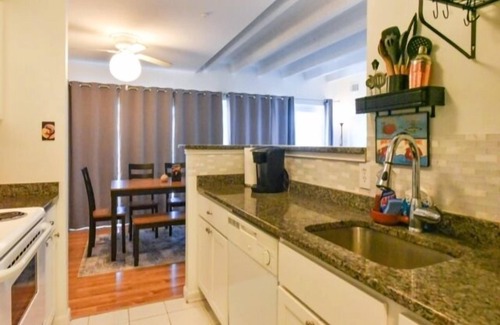 Caine Woods Condominio | Large 2 Bedroom 2 bath condo featuring pool, tennis, WiFi, Picnic area w/grill