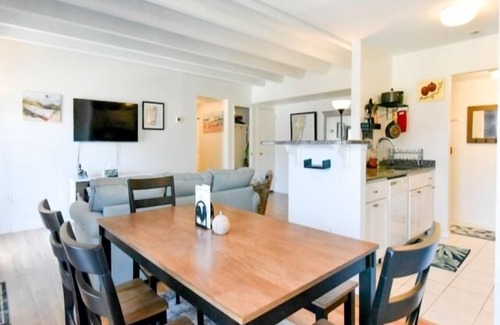 Caine Woods Condominio | Large 2 Bedroom 2 bath condo featuring pool, tennis, WiFi, Picnic area w/grill
