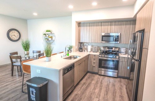 Camarillo Apartamento | Large 2BD 👑 SMART TVs 📺WiFi⚡Full Kitchen☕ Coffee