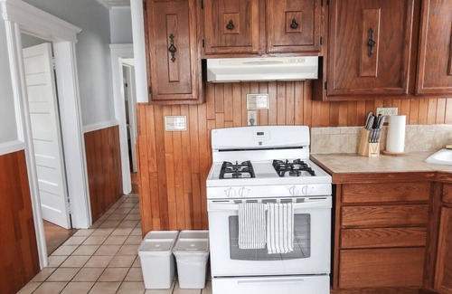 West Orange Apartamento | Large 2BR Apt w/Balcony | Quick NYC Train