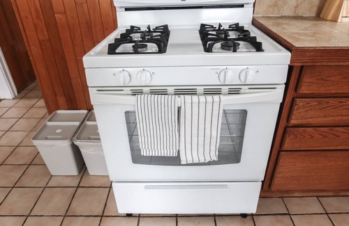 West Orange Apartamento | Large 2BR Apt w/Balcony | Quick NYC Train
