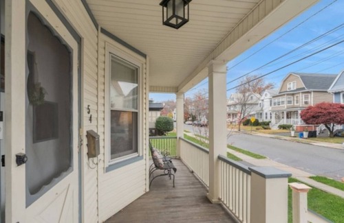 West Orange Apartamento | Large 2BR Apt w/Balcony | Quick NYC Train