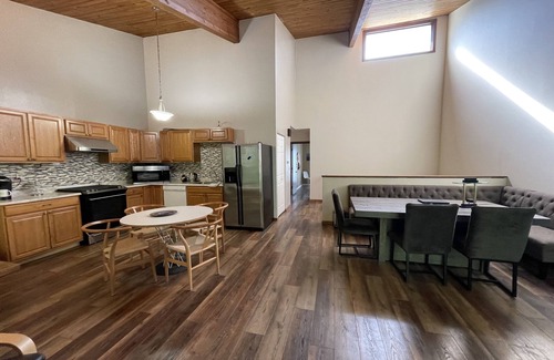 Apple Valley Casa | large 3 beds 2 bath Townhome with 20' high ceiling and stone fire place.