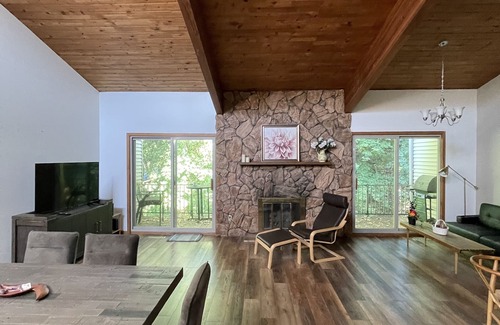 Apple Valley Casa | large 3 beds 2 bath Townhome with 20' high ceiling and stone fire place.