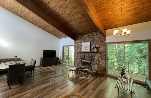 Apple Valley Casa | large 3 beds 2 bath Townhome with 20' high ceiling and stone fire place.