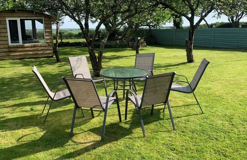Pembroke Cabaña | Large 4-bedroom dog-friendly cottage with hot-tub and stunning views out to sea