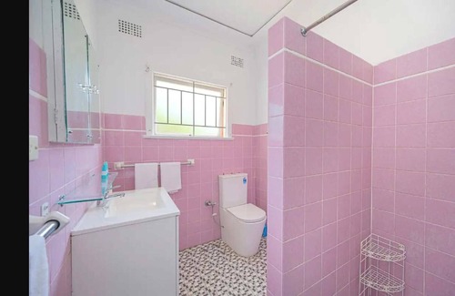 Willoughby Casa | Large 4 Bedroom House with Free Parking on Site, 10 km to Sydney CBD