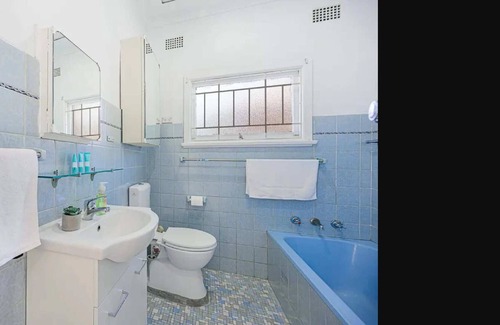 Willoughby Casa | Large 4 Bedroom House with Free Parking on Site, 10 km to Sydney CBD