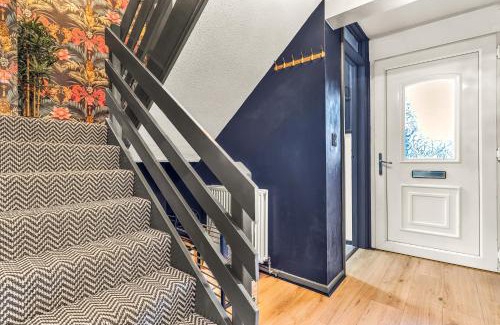Birmingham Casa | Large 4 Bedroom House - Sleeps 10 - Birmingham City Centre - Perfect for Work, Families, Groups, Business Travellers & Contractors - FREE PARKING - By 02 Academy, Bullring, Newstreet, Selfridges - SMART TVs in all rooms