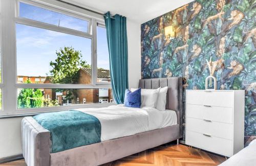Birmingham Casa | Large 4 Bedroom House - Sleeps 10 - Birmingham City Centre - Perfect for Work, Families, Groups, Business Travellers & Contractors - FREE PARKING - By 02 Academy, Bullring, Newstreet, Selfridges - SMART TVs in all rooms