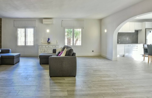 La Canuta Villa | Large 4 bedroom Villa with private pool sleeps 10 very near to beach and marina