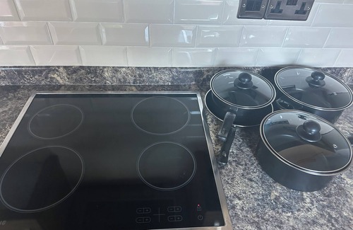 Sunderland Casa | Large 4 bedroom with cot , free street parking & garage - 13 min from the beach