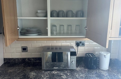 Sunderland Casa | Large 4 bedroom with cot , free street parking & garage - 13 min from the beach