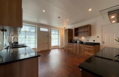 Hepworth Casa | Large 4 double bedroomed townhouse in central Holmfirth