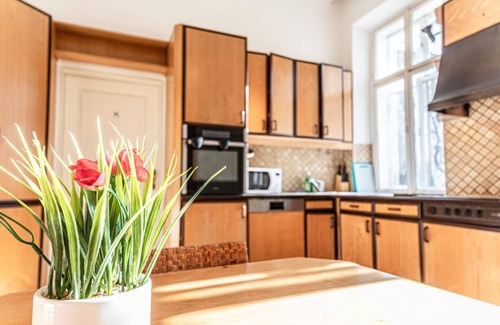 Matzleinsdorf Apartamento | Large 4BR Apt Near Karlsplatz Ideal for Big Groups