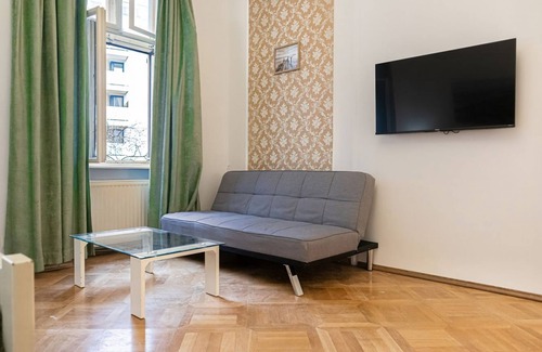 Matzleinsdorf Apartamento | Large 4BR Apt Near Karlsplatz Ideal for Big Groups