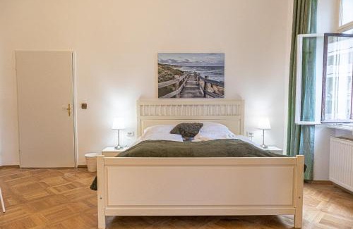 Matzleinsdorf Apartamento | Large 4BR Apt Near Karlsplatz Ideal for Big Groups