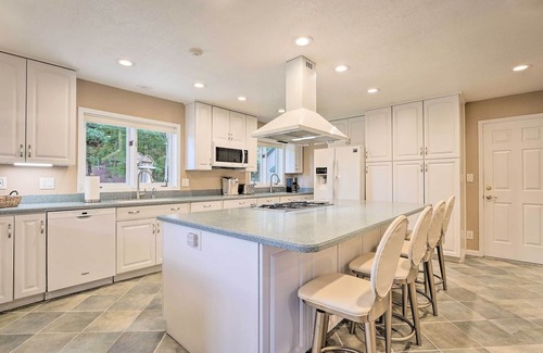 Lake Lure Casa | Large 5 Bdrm Golf Course home, Mountain Views & Rumbling Bald amenities.