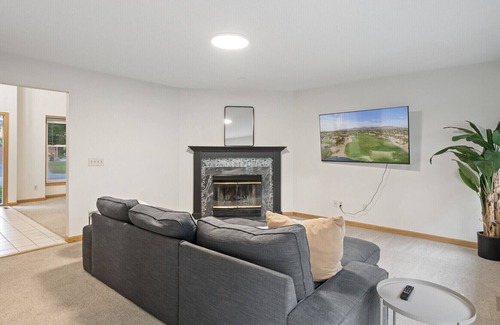 Brooklyn Park Casa | Large 5 Bed Home with Huge Yard!