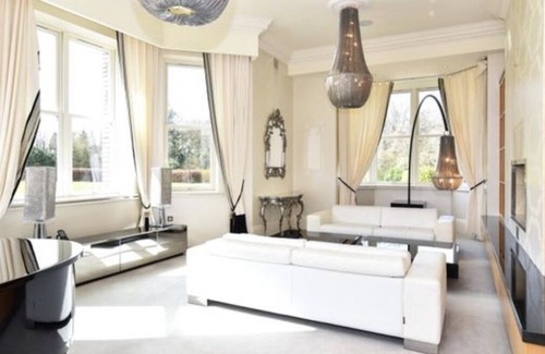 Clarinbridge Otro | Large 5-bed Home with Tennis Court & Bar
