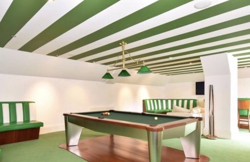 Clarinbridge Otro | Large 5-bed Home with Tennis Court & Bar