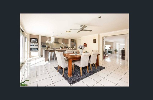 Biggera Waters Casa | Large 5 bedroom home 5 minute walk to Harbour Town
