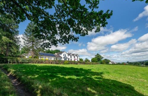 Kenmare Casa | Large 5 bedroom home to sleep 10 people with wonderful sea views