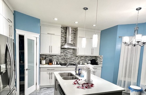 Northwest Edmonton Casa | ✨Large 5 bedroom home w/ parking / wifi / yard