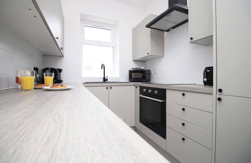 Penylan Casa | Large 5 Bedroom House - Harlequin Gardens by Tŷ SA