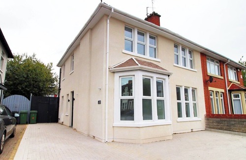 Penylan Casa | Large 5 Bedroom House - Harlequin Gardens by Tŷ SA