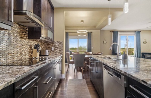 Northwest Edmonton Casa | Large 5BR Home » Central AC » King Bed » Netflix