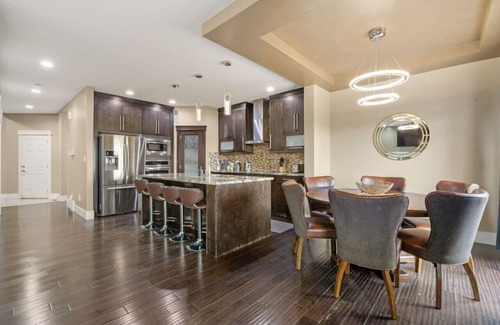 Northwest Edmonton Casa | Large 5BR Home » Central AC » King Bed » Netflix