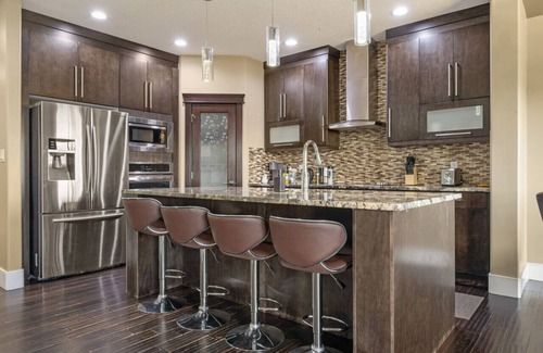 Northwest Edmonton Casa | Large 5BR Home » Central AC » King Bed » Netflix