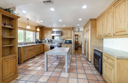 Woodland Hills Casa | Large 6 Bedroom House, Great Location and Valley Views