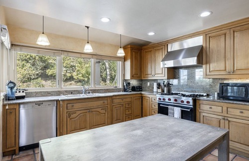 Woodland Hills Casa | Large 6 Bedroom House, Great Location and Valley Views