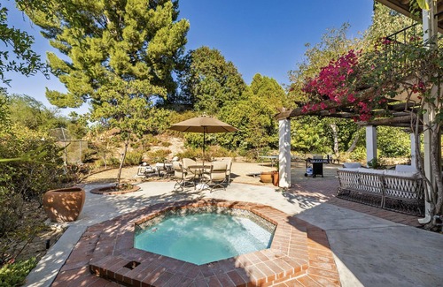 Woodland Hills Casa | Large 6 Bedroom House, Great Location and Valley Views