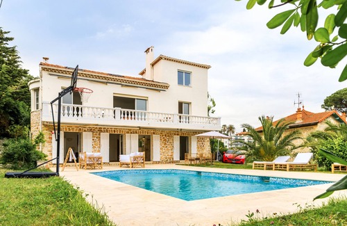 Riou - Petit Juas - Av de Grasse Villa | Large 7 bedroom villa, close to the beach & centre - sea view and bay of Cannes