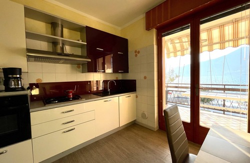 Brenzone sul Garda Apartamento | Amplio y luminoso apartamento, estacionamiento y terraza con vistas al lago