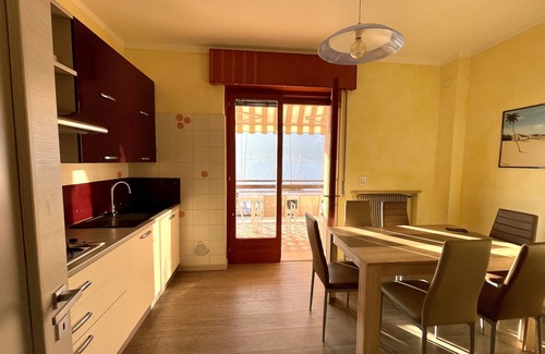 Brenzone sul Garda Apartamento | Amplio y luminoso apartamento, estacionamiento y terraza con vistas al lago