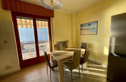 Brenzone sul Garda Apartamento | Amplio y luminoso apartamento, estacionamiento y terraza con vistas al lago