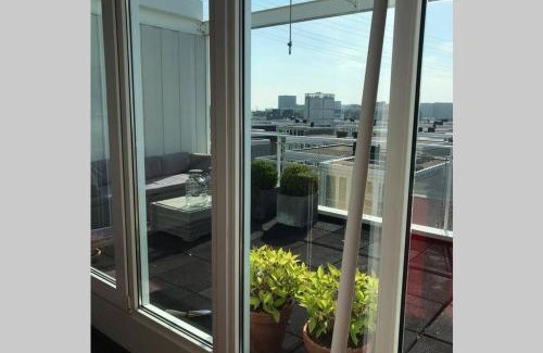 Amsterdam East Casa | Large and cosy house on the water: free Parking