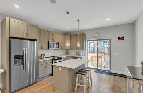 West Philadelphia Casa | LARGE and In Charge - 6 Bedroom stunner in University City - Philadelphia by RedAwning