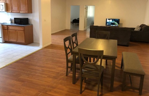 Elizabeth Apartamento | Large and private apartment that sleeps up to 10 people comfortably with direct NYC Manhattan train only 5 minute walk away