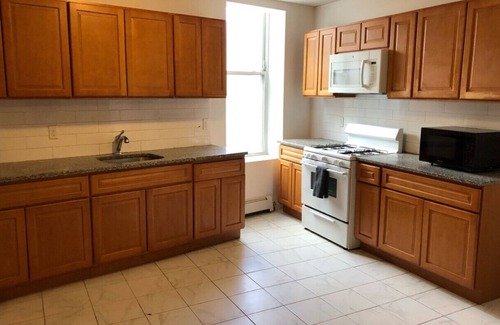 Elizabeth Apartamento | Large and private apartment that sleeps up to 10 people comfortably with direct NYC Manhattan train only 5 minute walk away